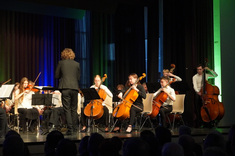 Das Schülersinfonieorchester der Musikschule Ostfildern spielt auf verschiedenen Streichinstrumenten.