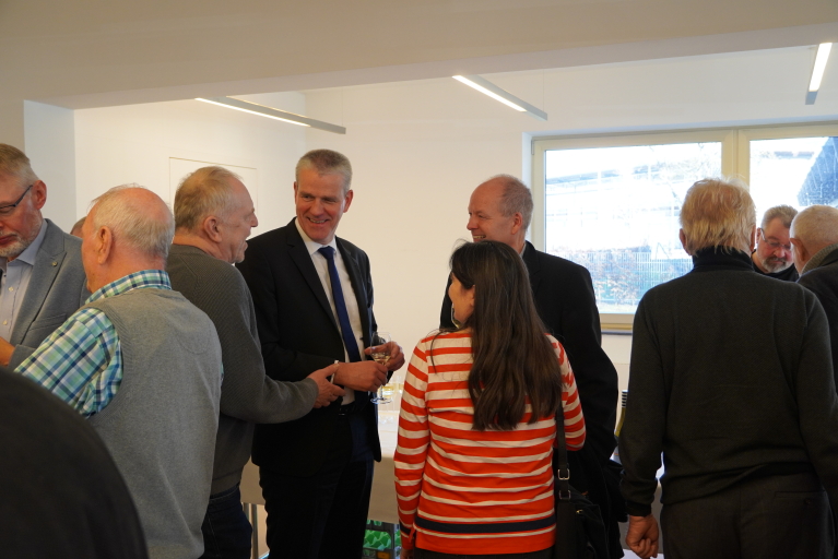 Oberbürgermeister Christof Bolay unterhält sich mit Besucherinnen und Besuchern.