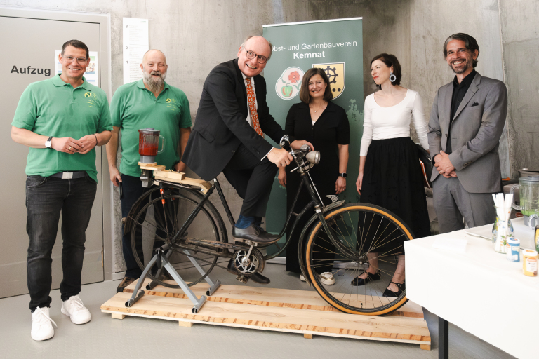 Upcycling-Smoothie-Rad des Obst- und Gartenbauvereins Kemnat (v.l.n.r.): Oliver Galle, 1. Vorsitzender des Obst- und Gartenbauvereins, Matthias Noske, Vereinsmitglied und Erfinder des Rads, Christian Köhler, Vorstand Kunststiftung Rainer Wild, Holle Nann, Leiterin der Städtischen Galerie Ostfildern, Annika Kouris, Sammlungskuratorin Kunststiftung Rainer Wild, Daniel Blank, Leitung Fachbereich 5 Kultur und Soziales Miteinander, Ostfildern  